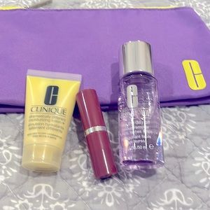 Clinique Bag + Lipstick, moisturizing lotion, & Make up Remover.